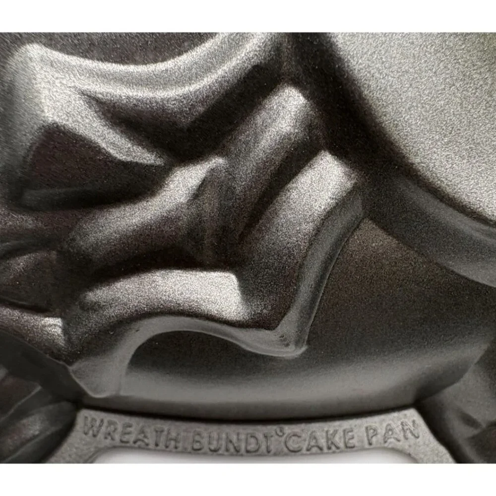 Nordic Ware Wreath Bundt Holiday Cake Pan 9 Cups Mold Cast Aluminum